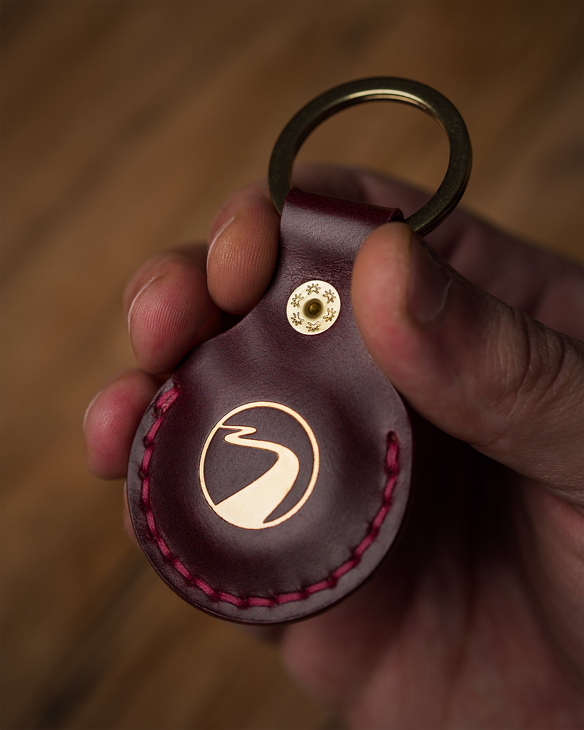 AirTag Buttero Burgundy In Hand